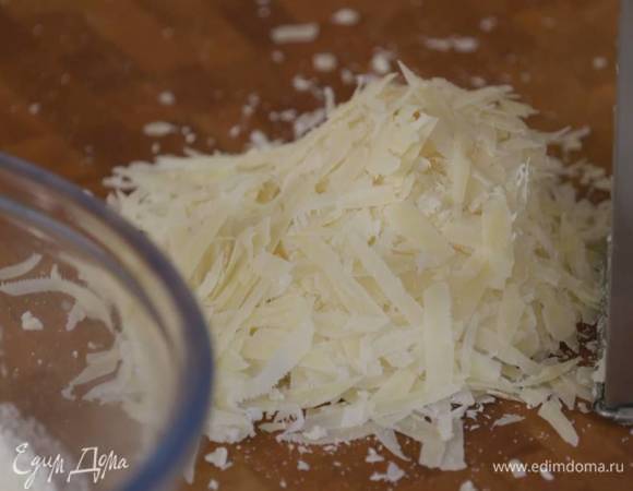 Твердый сыр натереть на крупной терке.