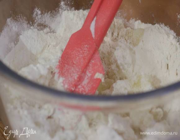 К муке добавить картофельное пюре, натертый сыр, всыпать дрожжи, соль и вымесить тесто руками.