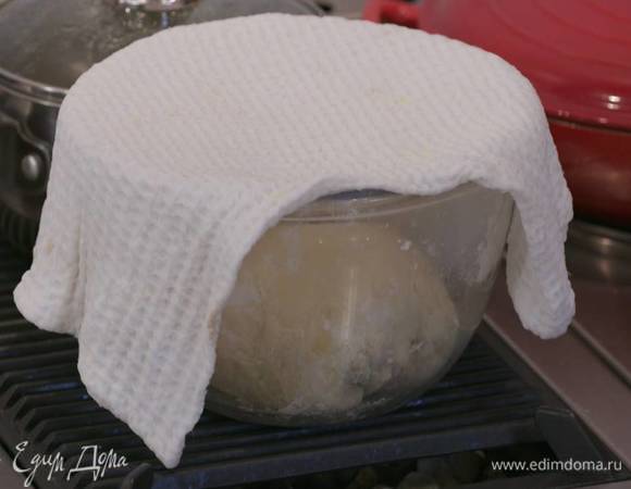 Сформировать из теста шар, выложить в глубокую посуду, накрыть смоченным в горячей воде и отжатым полотенцем и дать тесту подойти.