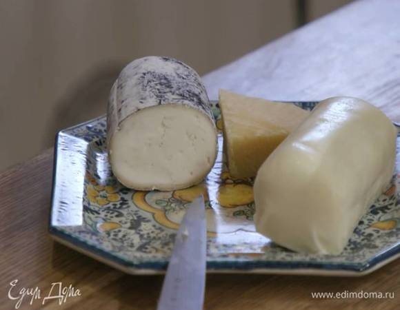 Сулугуни нарезать небольшими кусочками.