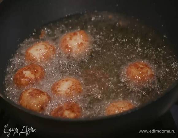 Разогреть в глубокой кастрюле оливковое масло и обжарить пышки до золотистого цвета, затем выложить на бумажное полотенце, чтобы удалить излишки жира.