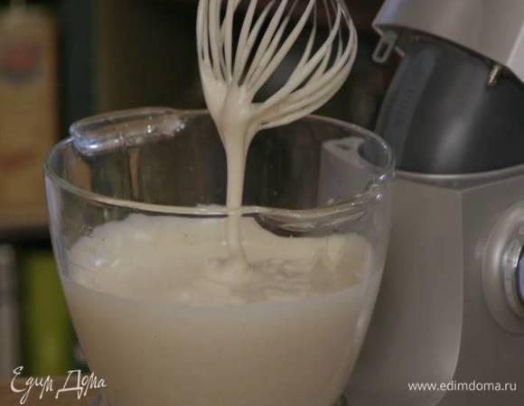 Яйца с сахаром взбить в комбайне, затем, не выключая комбайна, добавить мед, 1/2 ч. ложки ванили и взбить все в пышную, воздушную массу.