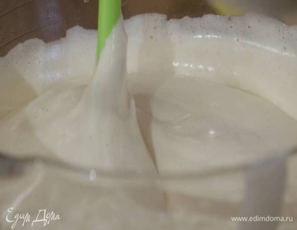 Муку перемешать с разрыхлителем, половину всыпать во взбитые яйца с сахаром и вымешать лопаткой, затем добавить оставшуюся муку и еще раз все вымешать.