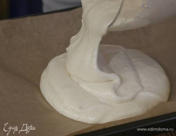 Тесто вылить на выстеленный бумагой для выпечки противень, равномерно распределить по всей плоскости и выпекать в разогретой духовке 15 минут.