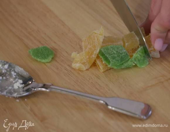 Крупные цукаты мелко порезать.