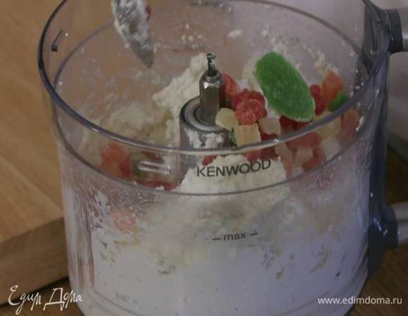 Приготовить начинку: в чаше блендера соединить творог, половину цукатов и оставшуюся ваниль, взбить все в гладкую массу, затем добавить оставшиеся цукаты и перемешать.