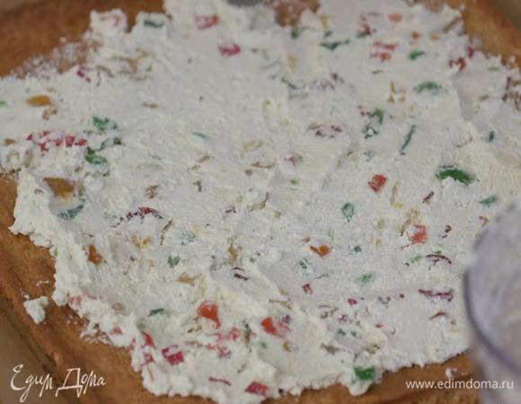 На испеченный корж равномерно выложить творожную начинку и свернуть корж в рулет.