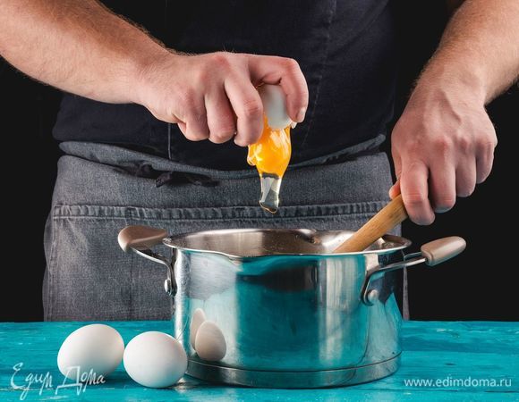 Когда тесто будет готово, снимите кастрюлю с огня и остудите до слегка теплого состояния. Добавьте по очереди яйца, тщательно вмешивая каждое. Следующее яйцо добавляйте только когда полностью вмешается предыдущее. В итоге должно получиться гладкое эластичное тесто.