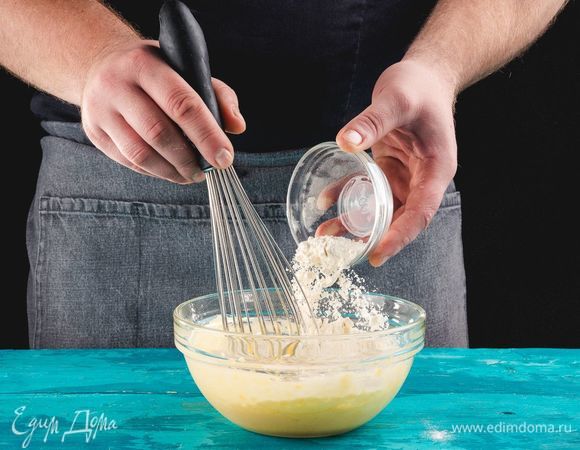 Добавьте муку и 100 мл молока ТМ «ПравильноеМолоко» 2,5%. Хорошо перемешайте, чтобы не было комочков.