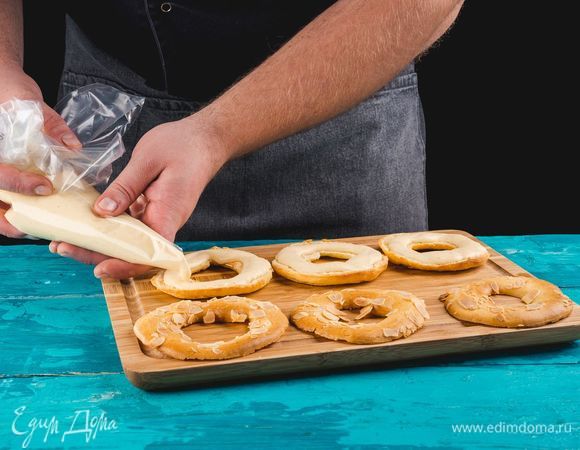 Готовые кольца разрежьте посередине, наполните кремом нижнюю часть и накройте верхней.