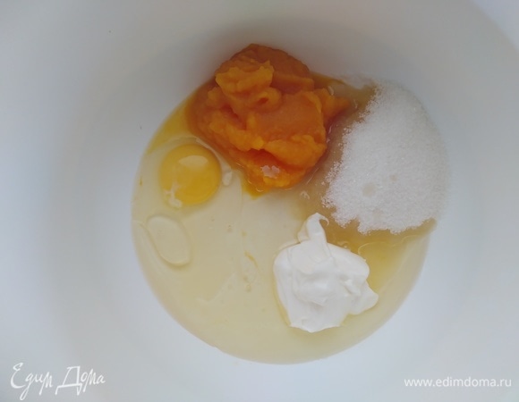 В миске смешать яйцо, масло, сметану, сахар и тыквенное пюре.