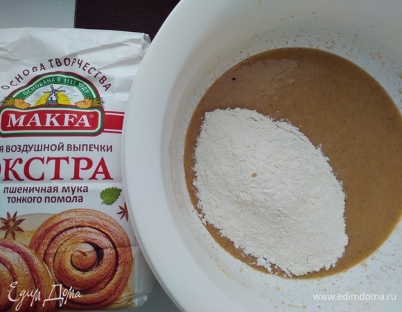 Всыпать просеянную с содой и разрыхлителем муку.