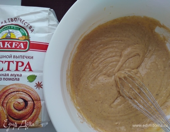 Смешать до соединения продуктов. Тесто не должно быть жидким, должно выдерживать начинку. У автора было указано 130 г муки, но мое пюре оказалось жидковатым, и пришлось добавить еще.