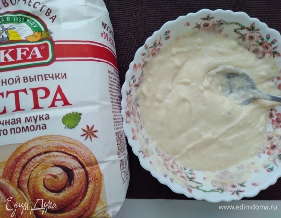 Для начинки яйцо и сыр комнатной температуры взбить с сахаром и мукой «Экстра» бренда MAKFA до однородности. У автора 115 г сыра, я рискнула увеличить немного.