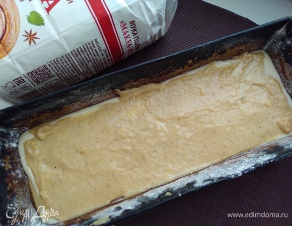 Сверху оставшееся тесто разровнять ложкой. Поставить в духовку на 30 минут. Через указанное время накрыть верх формы фольгой и выпекать еще 20 минут.