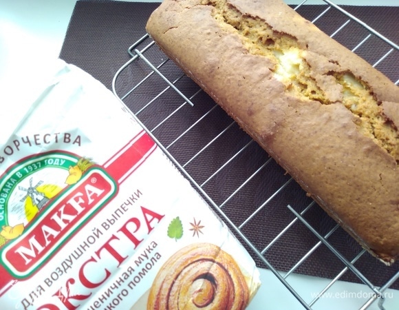 Готовый кекс остудить в течение 15 минут в форме. Затем перенести на решетку и оставить до полного остывания.