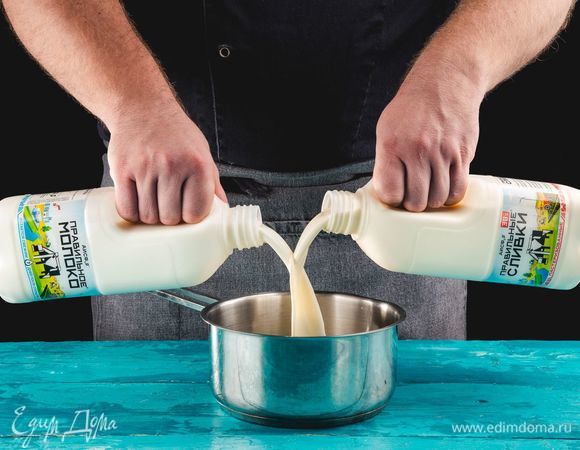 Приготовьте темный слой: влейте в кастрюлю 240 мл сливок ТМ «ПравильныеСливки» 38% и 120 мл молока ТМ «ПравильноеМолоко» 1,5%, прогрейте, периодически перемешивая, продолжайте прогревать, не доводя до кипения, затем снимите с огня.<br />
 