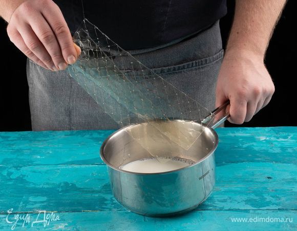 В горячие сливки с молоком добавьте желатин, оставьте до полного растворения и тщательно размешайте.