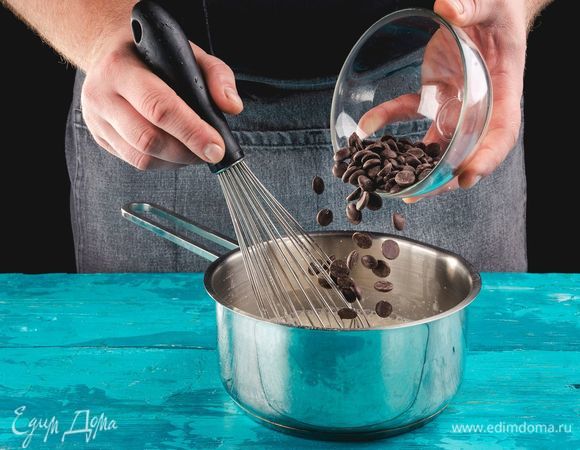 Черный шоколад добавьте в сливочно-желатиновую массу и, непрерывно перемешивая, прогревайте на медленном огне, пока шоколад полностью не растворится.<br />
 