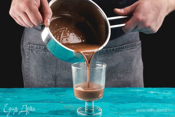Разлейте шоколадную массу в прозрачные бокалы, наполняя их на треть объема, и поместите в холодильник на 40 минут.