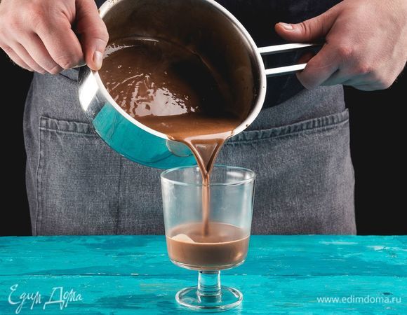 Разлейте шоколадную массу в прозрачные бокалы, наполняя их на треть объема, и поместите в холодильник на 40 минут.<br />
 