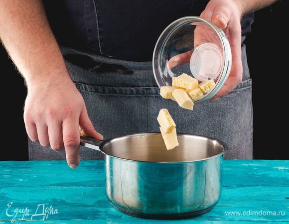 Приготовьте белый слой: влейте в кастрюлю 200 мл сливок ТМ «ПравильныеСливки» 38%, 100 мл молока ТМ «ПравильноеМолоко» 1,5% и ванильный экстракт и прогревайте до появления первых пузырьков, затем снимите кастрюлю с огня, растворите желатин. Добавьте белый шоколад, поломанный на маленькие кусочки, и тщательно все размешайте.<br />
 