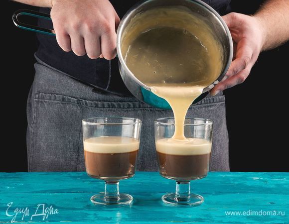 Прогревайте сливочную массу до полного растворения шоколада, затем остудите, влейте в бокалы с темной панна коттой и отправьте в холодильник на 30–40 минут.