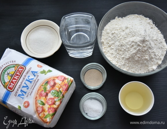 Для приготовления теста подготовить продукты: муку для итальянской пиццы MAKFA, соль, дрожжи, сахар, растительное масло, воду.