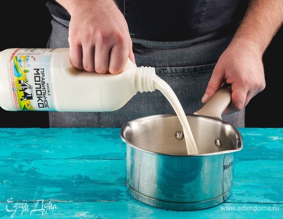 В сотейнике соедините молоко ТМ «ПравильноеМолоко» 3,2–4 % и сахар, перемешайте и немного подогрейте, постоянно помешивая. Снимите с огня и остудите.