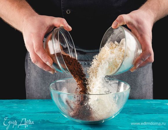 В отдельной емкости смешайте пшеничную муку, разрыхлитель теста и какао-порошок.