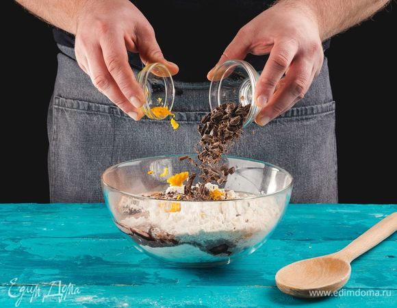 Добавьте в тесто тертый шоколад и апельсиновую цедру, перемешайте.