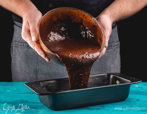 Вылейте тесто, равномерно распределите. Выпекайте при 180°С в течение 45 минут.