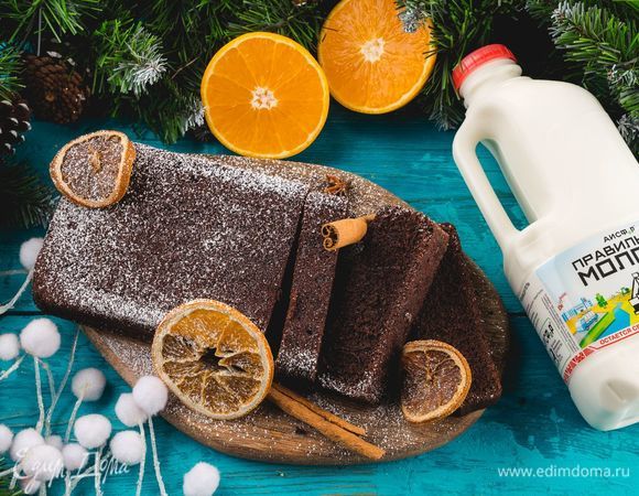 Готовый кекс остудите в форме, затем достаньте. Посыпьте сверху сахарной пудрой и украсьте кружочками апельсина. Ароматная праздничная выпечка порадует всю семью!<br />
 