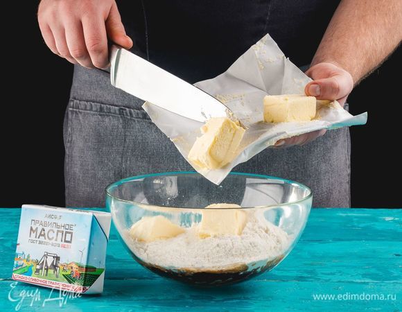 Смешайте просеянную муку, ванильный сахар и сахарную пудру. Добавьте нарезанное кусочками масло ТМ «ПравильноеМасло».