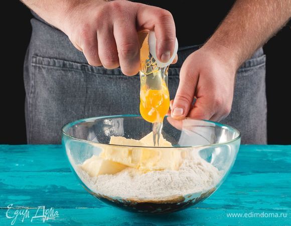 Добавьте яйцо и перемешайте все вместе с мукой до однородного состояния.