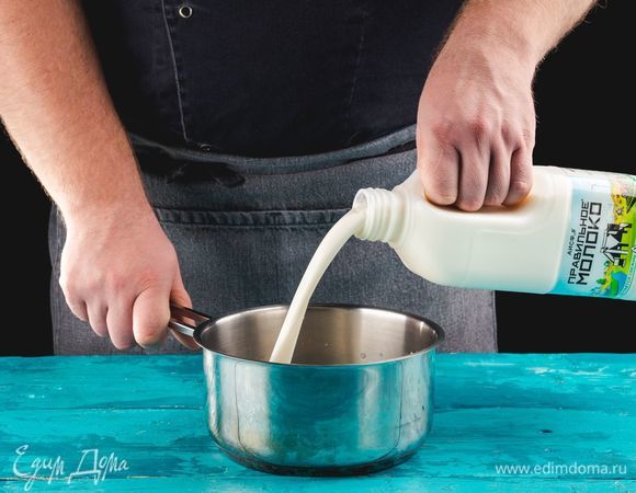 Приготовьте крем. Смешайте Молоко ТМ «ПравильноеМолоко» 2,5%  с размягченным сливочным маслом ТМ «ПравильноеМасло», подогрейте.