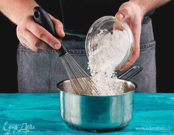 Добавьте постепенно сахарную пудру и ванилин. Взбейте венчиком в течение 4 минут. Добавьте замоченный в воде желатин и уберите в холодильник.<br />
 