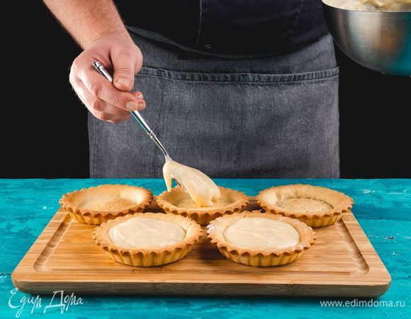 Соберите тарталетки. Каждую корзиночку заполните кремом. Уберите в холод.