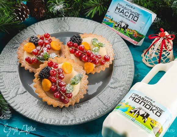 Тарталетки украсьте свежими ягодами, праздничное угощение готово!