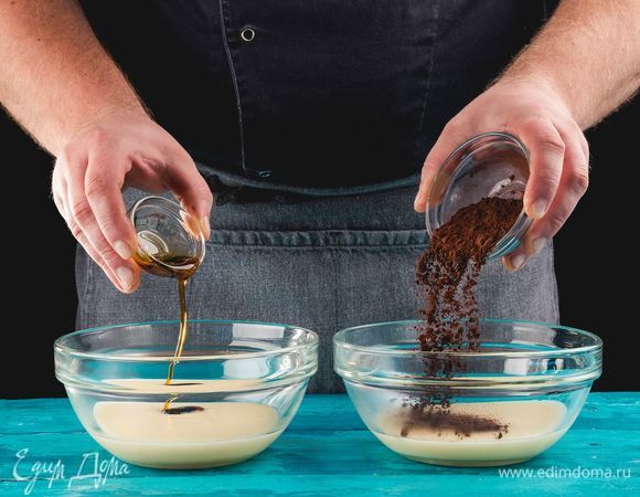 Разделите смесь на две части. В одну добавьте ванильный экстракт, а в другую — какао. Еще немного подержите на плите обе части до большего загустения.