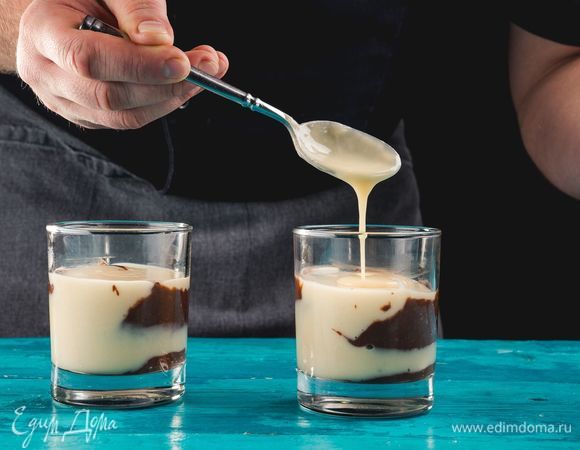 Выложите крем слоями в стеклянные креманки.