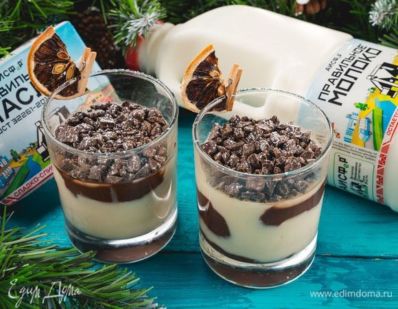 Украсьте десерт шоколадной стружкой. Праздничное угощение готово!