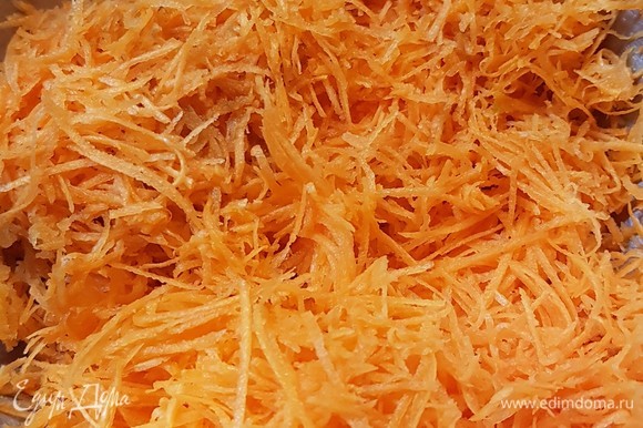 Морковь сырую натереть на мелкой терке.