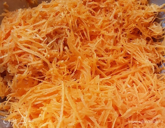 Морковь сырую натереть на мелкой терке.