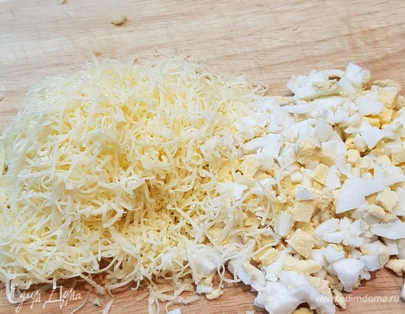 Вареные яйца мелко нарезать. Сыр натереть на мелкой терке.