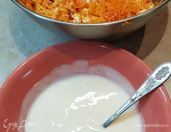 Для заправки смешать натуральный йогурт (у меня домашний) с чесноком. Заправить салат. Посолить по вкусу.