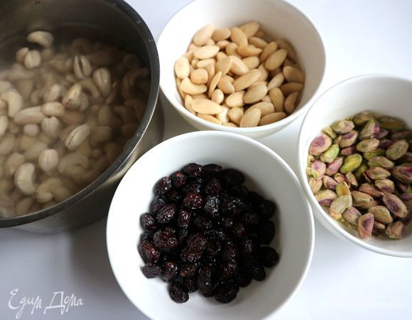 Замочить в воде сушеный кешью на 4 часа. Приготовить все необходимое для основы. Если вам требуется очистить миндаль от шелухи, на 3–4 минуты опустите его в кипящую воду, затем поместите на дуршлаг. Очистите с помощью полотенца.