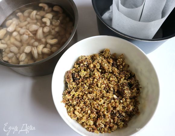 Фисташки, очищенный от шелухи миндаль, сушеную бруснику смешать и измельчить в блендере в крошку, постепенно (по ложке) добавляя теплую воду.