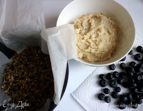 В блендер поместить кешью, пасту из мякоти кокоса, мед, цедру, ванильную эссенцию. Перемешать до однородности. Если останутся небольшие по размеру кусочки кешью, это нормально.