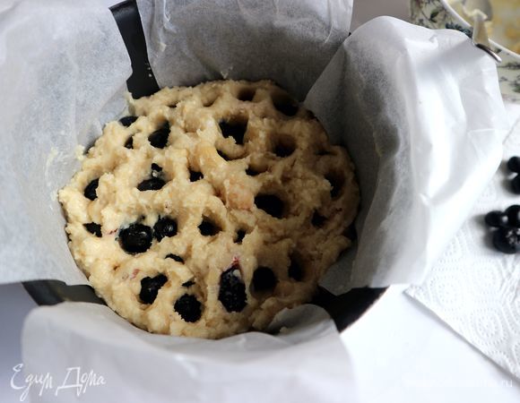 Вынуть форму с нижним слоем кешьюкейка из морозильной камеры, поместить равномерно массу из кешью и других наполнителей на нижний слой. Вдавить 85 грамм голубики в верхний слой.